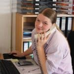 Azubi Claudia Lehmann an ihrem Arbeitsplatz