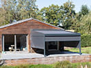 Brustor® Markise B128 mit halboffenen Seitenscreens; Bild: © Brustor