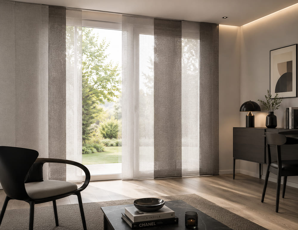 Elegante Flächenvorhänge im Wohnraum`